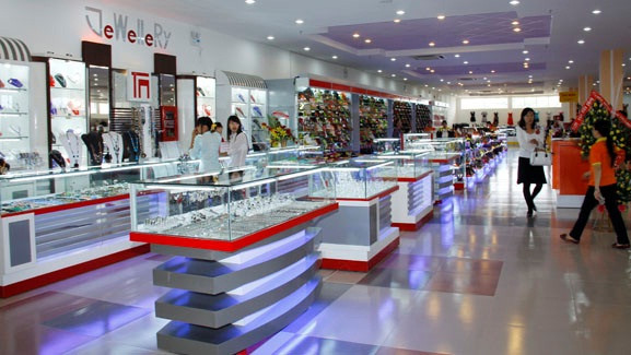 Maximark cung ứng hơn 30.000 mặt hàng gồm hàng thực phẩm, hóa mỹ phẩm, gia dụng, hàng nhập khẩu. Siêu thị rất mạnh về hàng ngoại nhập, nhiều thương nổi tiếng của nước ngoài có ở Maximark
