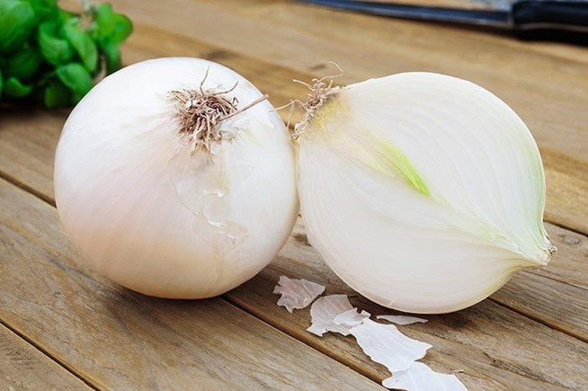 Hành tây có thể trồng vào thời điểm tháng 9 - tháng 12. Để cây mọc rễ và lên lá tươi tốt, bạn cần chọn củ hành còn tươi, phần gốc có rễ không bị trày xước.