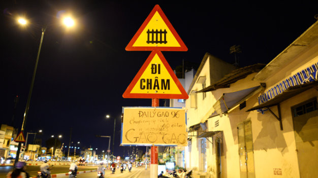 Đây dường như là vị trí lý tưởng để các chủ cửa hàng tận dụng để giăng mắc biển quảng cáo.
