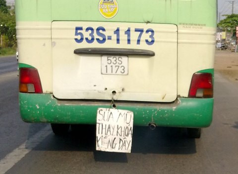 Hay treo lủng lẳng phía sau một chiếc xe khách, đi khắp nơi.