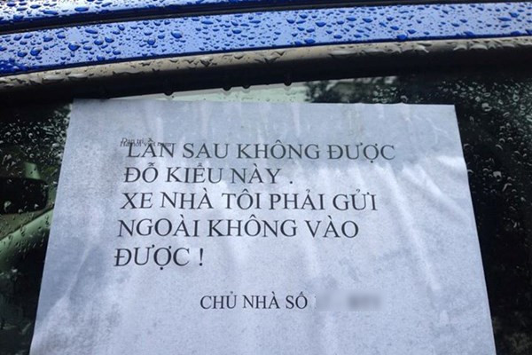 Không ít biển thông báo, giấy thông báo còn giữ được sự lịch sự với chiếc xe đỗ không đúng nơi, đúng chỗ.