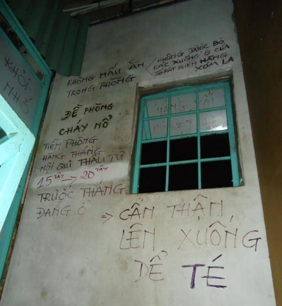 Một bức tường phủ kín những chú ý, quy định của nhà trọ.