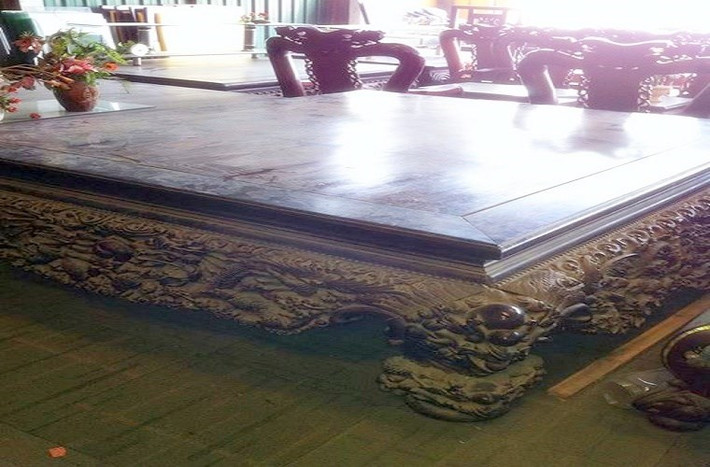Đại gia buôn đồ cũ Nguyễn Văn Thưởng (Đông Anh, Hà Nội) cũng sở hữu chiếc sập gỗ với nhiều đường nét chạm khắc cầu kỳ trị giá 1,5 tỷ đồng.