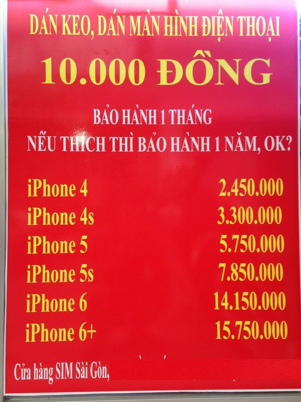 Cửa hàng này thậm chí còn chiều các "thượng đế" dán màn hình điện thoại, bảo hành 1 năm cho miếng dán 10.000 đồng.