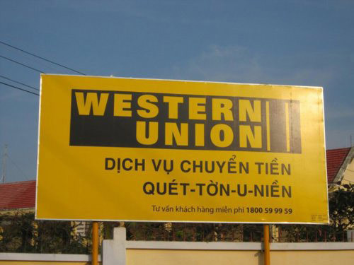 Một tấm biển quảng cáo độc lạ, phiên âm "Quét tờn u niền".