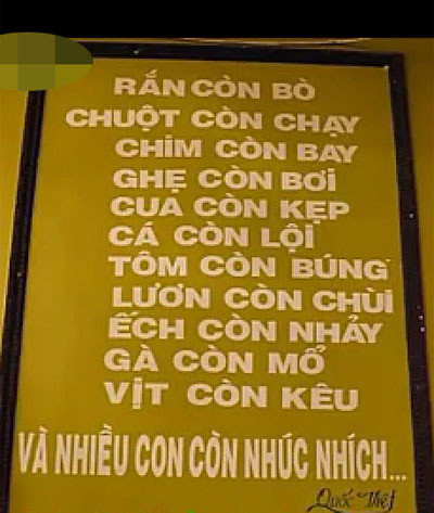 Tấm biển quảng cáo hài hước về các loại thực phẩm còn tươi sống của nhà hàng.