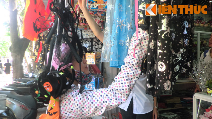 Nhiều bà mẹ trẻ cũng mua cho con cái những bộ áo choàng để hóa trang trong ngày lễ này.