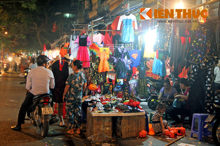 Nhiều khách hàng tranh thủ mua hàng sau khi tan làm.