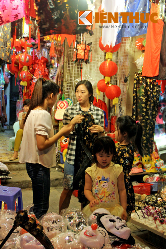 Đối tượng khách hàng mua chủ yếu là người trẻ tuổi hoặc trẻ em. Bán chạy nhất là áo choàng cho trẻ em, có giá từ 35.000 - 50.000 đồng/bộ. Trong đó, áo khoác bí ngô được bán nhiều hơn cả.