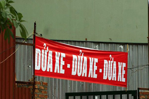 Một tấm biển quảng cáo sai lỗi chính tả "khó đỡ". Thậm chí, chữ "dửa xe" bị viết sai còn được viết lại 3 lần để gây sự chú ý.