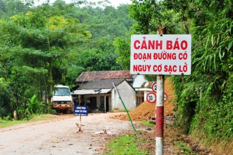Nguy cơ sạt lở đã bị viết nhầm thành sạc lở trên tấm biển cảnh báo này.