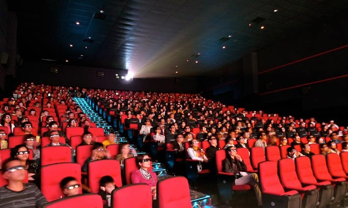 Rạp CGV khuyến mại trong 2 ngày 19 và 20/10 khi khách nữ đến bất kỳ rạp CGV nào trên toàn quốc và mua 2 vé xem phim bất kỳ sẽ được tặng miễn phí ngay 01 vé xem phim 2D. Vé xem phim miễn phí nhận được có thể dùng từ ngày 21/10 – 30/11/2015 với bất kỳ bộ phim 2D nào.