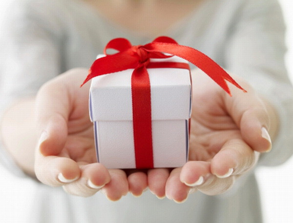 Từ 10/10/2015 đến 20/10/2015: Tặng 1 túi xách Jemma trị giá 500.000 đồng khi khách hàng mua mỗi sản phẩm trang sức vàng trên 2 triệu đồng. Với hóa đơn trên 25 triệu đồng (được cộng gộp hóa đơn), bên cạnh quà tặng túi xách, khách hàng sẽ được nhận thêm một mề đay ngọc trai và 1 dây chuyền PNJSilver.