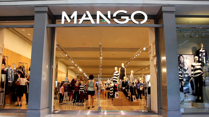 Nhiều thương hiệu hàng hiệu cũng giảm giá nhân dịp 20/10. Mango tại Vincom Mega Mall Royal City và Vincom Bà Triệu tặng ví trị giá gần 549.000 đồng cho hóa đơn mua hàng từ 2.5 triệu đồng (áp dụng từ 14 - 20/10).