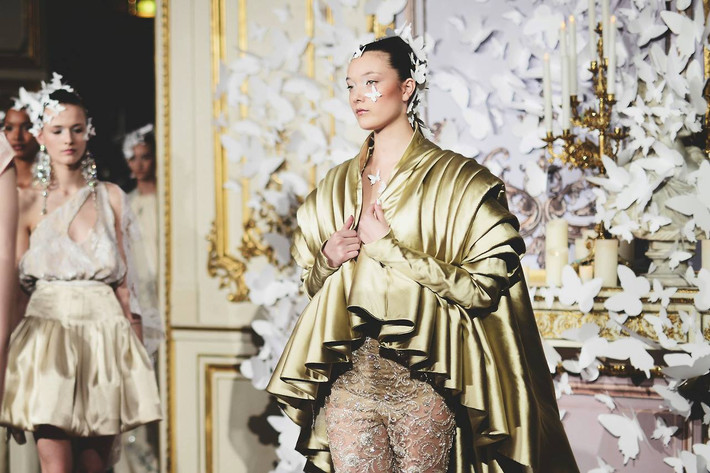 Hầu hết những tín đồ thời trang Haute Couture của Alexis Mabille đều là các đại gia trên thế giới. Trong đó, nữ tỷ phú Mouna Ayoub, có hẳn một biệt thự riêng để cất giữ đồ Haute Couture ở một nơi rất an toàn.