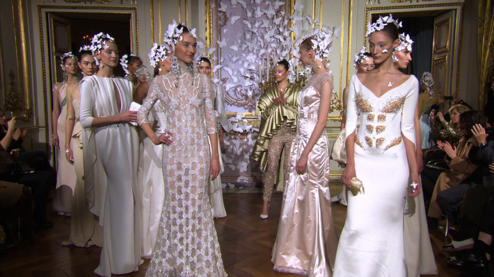 Để bảo quản và bảo vệ các trang phục Haute Couture tham gia đợt trình diễn vào tháng 11, Lý Nhã Kỳ đã phải chuẩn bị một không gian tiêu chuẩn, nhiệt độ đảo bảo 24/24 giờ và rất an toàn như nhà thiết kế này yêu cầu.