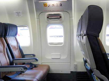 Năm 2013, một hành khách của Vietnam Airlines mở cửa thoát hiểm với lí do để... xuống máy bay cho dễ. Người này sau đó đã bị phạt 10 triệu đồng vì hành vi này.