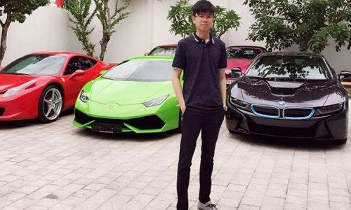 Sinh ra trong một gia đình giàu có, tiềm lực kinh tế thuộc hàng "khủng" nên không khó hiểu khi Phan Hoàng, em trai của đại gia Phan Thành nổi tiếng là một "tay chơi máu mặt". Cũng như anh trai Phan Thành, thiếu gia Phan Hoàng cũng mê xe và chi tiền tỷ cho siêu xe không ngần ngại.