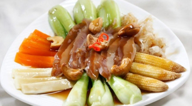 Các món ăn từ hải sâm thường được các đại gia, các quý ông muốn tẩm bổ ưa thích, không tiếc tiền lùng mua. Việc đánh bắt hải sâm cũng vất vả, do đó, loại đặc sản này càng thêm đắt đỏ.