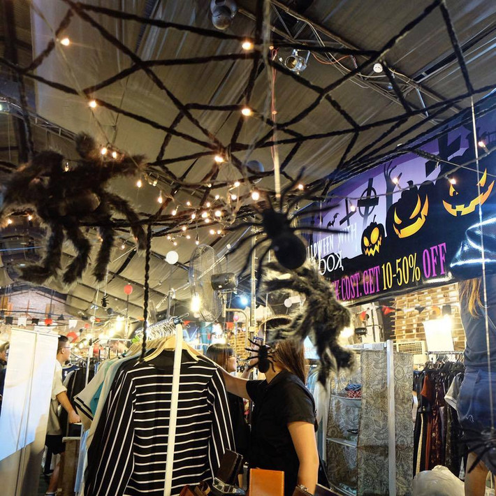 Vé trực tiếp tại cửa ra vào Gala tiệc đêm Halloween ngày 30-31/10 tại the Yard là 150.000 đồng/người, vé học sinh - sinh viên là 100.000 đồng/người. Vé này, bạn sẽ được trải nghiệm vẽ tranh trên mặt, thưởng thức Âm nhạc và xem vở múa đương đại " The Beginning". Hình ảnh trang trí đậm chất Halloween tại một gian hàng The Yard.