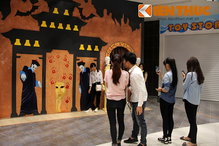 Ngoài ra, bạn có thể đến khu nhà ma tại trung tâm thương mại Aeon Mall Long Biên (Cổ Linh, Long Biên Hà Nội) với giá vé 65.000 đồng/người. Trong thời gian khai trương, bạn sẽ nhận được các ưu đãi.