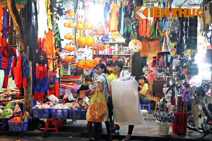 Hàng Mã là một trong những địa điểm vui chơi Halloween tại Hà Nội vô cùng quen thuộc. Bạn có thể đi bộ ngắm các trang phục, phụ kiện, mặt nạ hóa trang trong ngày Halloween. Chi 10.000 - 20.000 đồng để gửi xe và thưởng thức không khí nhộn nhịp của con phố này.