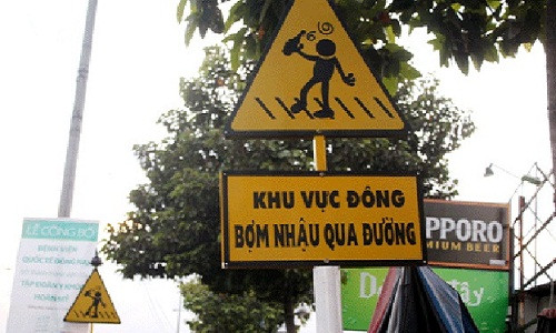 Khu vực đông bợm nhậu qua đường - một tấm biển độc đáo, có 1-0-2.