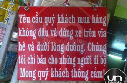 Một tấm biển thông báo hài hước, "chỉ bán hàng cho khách đi bộ.