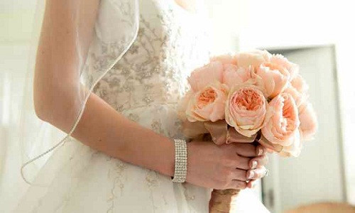 Tuy nhiên, hiện nay, loại hoa đắt đỏ này có mức giá mềm hơn, các cô dâu cần bỏ ra khoảng 50 USD cho một bông hồng Juliet Austin (khoảng hơn 1 triệu đồng). Chi phí mỗi bó hoa cưới từ loại hoa này cũng phải "ngốn" vài triệu đồng.