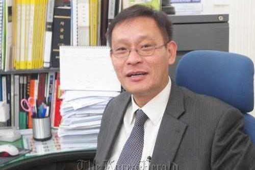 Với chỉ số IQ là 210, kỹ sư Hàn Quốc Kim Ung-Yong được coi là bậc thầy trong các thần đồng. Khi 6 tháng tuổi, ông đã có thể nói, hiểu tiếng Hàn và các ngôn ngữ khác. Ở tuổi lên 3, ông có thể đọc một số ngôn ngữ, bao gồm tiếng Hàn Quốc, Nhật Bản, Đức và tiếng Anh, cũng như giải quyết vấn đề tính toán phức tạp.