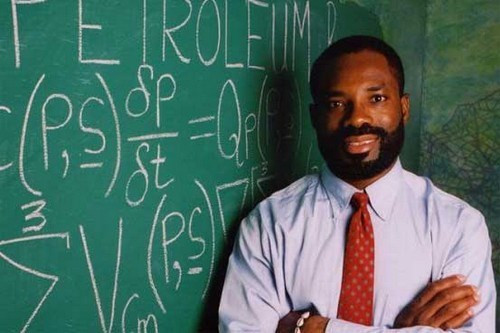 Philip Emeagwali là một kỹ sư, nhà toán học, nhà khoa học máy tính người Nigeria có chỉ số IQ là 190, ông là một trong hai người đoạt giải Gordon Bell Prize năm 1989, một giải thưởng của IEEE cho việc kết nối các siêu máy tính để giúp phát hiện các mỏ dầu lửa.