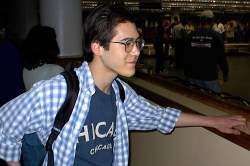 Christopher Hirata có chỉ số IQ là 225. Khi mới 13 tuổi, ông đã nhận được một huy chương vàng tại Olympic Vật lý quốc tế. Ở tuổi 16, ông đã làm việc với NASA trong sứ mệnh chinh phục sao Hỏa. Ở tuổi 22, ông lấy được bằng Tiến sĩ tại Đại học Princeton. Hirata hiện đang giảng dạy vật lý thiên văn tại Viện Công nghệ California CIT.