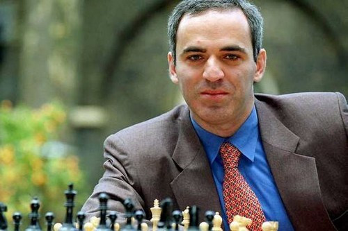 Garry Kasparov là kiện tướng cờ vua người Nga, là một trong 10 người có trí thông minh nhất thế giới với chỉ số IQ 190. Garry Kasparov đã làm toàn thế giới phải ngạc nhiên khi ông chơi một trận hòa với máy tính có thể tính toán ba triệu vị trí mỗi giây vào năm 2003. Ở tuổi 22, ông trở thành nhà vô địch thế giới trẻ nhất bằng cách đánh bại nhà vô địch Anatoly Karpov.