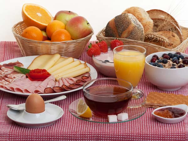 Bữa sáng lành mạnh: Bữa sáng lành mạnh sẽ cung cấp đủ năng lượng cho cơ thể. Nó là một trong những biện pháp tốt nhất để tăng cường năng lượng não bộ vào buổi sáng.