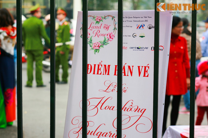 Bảng thông báo bán vé tạm thời được "giấu" đi nhằm tránh thu hút và gây ra cảnh lộn xộn.