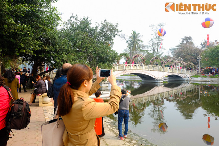 Bị thu hút bởi những thông tin hấp dẫn về quy mô và các hạng mục hoành tráng của chương trình Lễ hội hoa hồng Bulgaria ở công viên Thống Nhất nên dễ hiểu vì sao, nhiều người dân, bạn trẻ lại háo hức đến địa điểm tổ chức sớm như vậy. Nhưng việc thông báo chưa đầy đủ về thời gian đón tiếp đối với khách mua vé của BTC đã "vô tình" dẫn đến sự cố này.