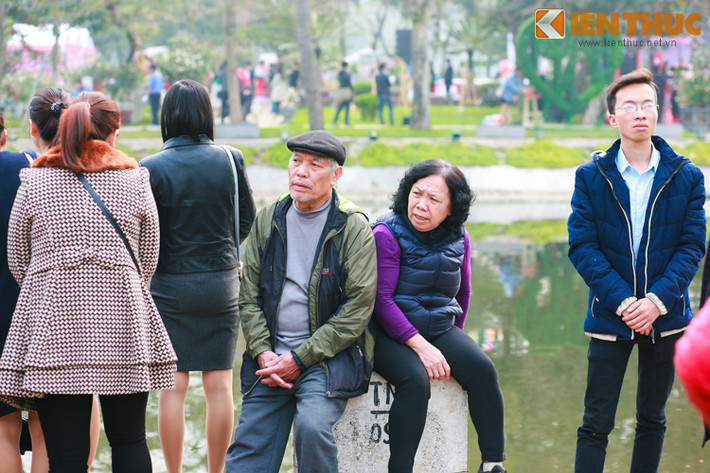 Bác Hồng Sơn, ở Hoàng Mai, Hà Nội cho biết: "Tôi đi xe buýt từ sớm đến công viên Thống Nhất, xếp hàng mua vé, nhưng đến 9h30 thì bảo vệ không cho vào. Họ nói buổi chiều lễ hội mới tiếp đón người dân, buổi sáng họ tiếp đón các khách mời, đại biểu, nhưng điều này người dân lại không được biết trước. Tôi đi xa lên đây vừa mệt nhưng vẫn phải chờ đợi nên hơi thất vọng".