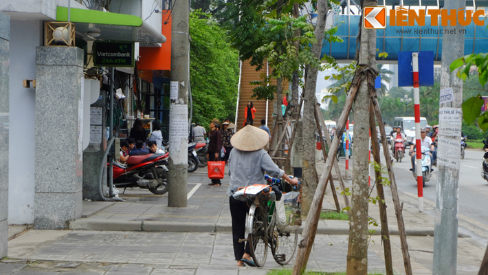 Anh Phú (quê ở Hưng Yên, một người bán hàng rong trên phố Nguyễn Trãi -Thanh Xuân) tâm sự: "Từ lúc có dẹp vỉa hè, bán hàng lúc nào cũng nơm nớp lo sợ, bán mà cứ như đi ăn trộm. Thế nhưng biết sao được, vỉa hè không phải của mình, phải trả thôi. Hàng rong thì phải đi, chứ không đứng lỳ một chỗ chiếm vỉa hè được".