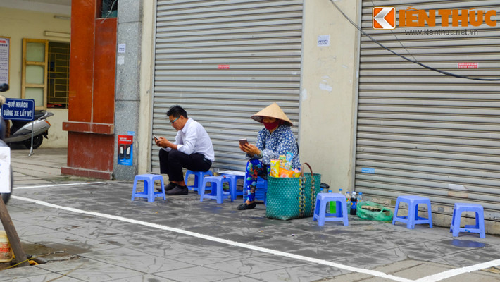 Sau khi "giải phóng" hàng loạt vỉa hè, thì các vạch vôi vẽ xác định phần vỉa hè dành cho người đi bộ đã xuất hiện nhiều trên tuyến phố Hà Nội. Theo yêu cầu của thành phố, đối với vỉa hè rộng từ 3,5m trở lên thì vạch vôi sẽ được kẻ rộng 2m tính từ mép nhà dân. Trong khoảng không 2m đó là các quán trà đá, gánh hàng rong bán bánh, quán sửa khóa hay đơn giản chỉ là một nơi dừng chân của người đánh giày.