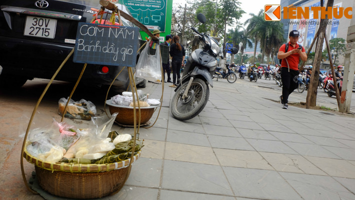 Khác với trước đây, những gánh hàng rong vỉa hè lùi sâu, rất khó nhìn thấy.
