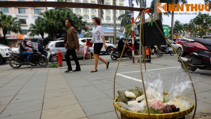 Một người bán hàng ăn sáng rong trên phố Nguyễn Chí Thanh (Hà Nội) chia sẻ: "Ngày nông nhàn thì tranh thủ gánh hàng đi bán để kiếm thêm thu nhập. Từ khi có yêu cầu không bán ở vỉa hè, tôi và các chị em bán hàng phải thay đổi chỗ bán, thường xuyên di chuyển hoặc ngồi lùi vào sâu sau vạch kẻ ở vỉa hè. Nhiều khi ngồi khuất quá, khách không nhìn thấy. Khách quen thấy mình thì lại hỏi là chuyển đi đâu, hay không bán nữa mà không thấy ngồi chỗ cũ".