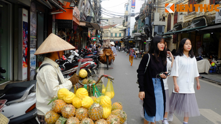 Đa phần hàng rong di chuyển liên tục để tìm khách và "né" các lực lượng chức năng. Tuy nhiên, việc nhiều hàng tập trung dưới lòng đường, gây ảnh hưởng nhiều đến giao thông. Ảnh chụp trên phố Tạ Hiện (Hoàn Kiếm, Hà Nội).