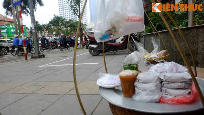 Mặc dù công việc và thu nhập bị ảnh hưởng song người phụ nữ bán hàng ăn sáng này vẫn khá vui vẻ: "Vỉa hè đúng là sạch sẽ, gọn gàng hơn. Thôi thì, chịu khó đi lại chút vậy".
