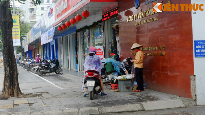 Việc lùi sau các vạch kẻ ở vỉa hè để bán hàng tuy là cách chấp hành của những người bán hàng rong, song điều này lại gây ra tình trạng lộn xộn trên vỉa hè, bởi nhiều người đi đường lao xe lên vỉa hè để mua hàng.