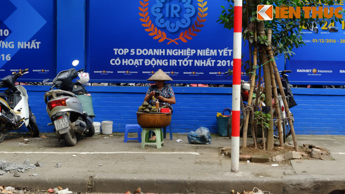 Một hàng bán bánh ngồi khuất sau vạch kẻ vỉa hè trên phố Ngô Sĩ Liên (Hoàn Kiếm, Hà Nội).