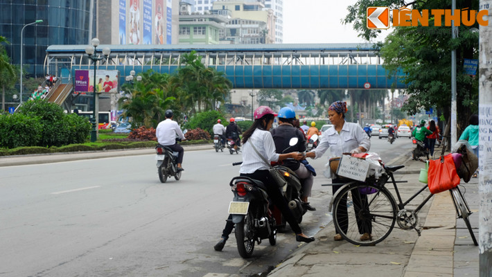 Một số hàng rong khi vắng bóng các lực lượng chức năng đã "tái chiếm" vỉa hè. Nhiều người chia sẻ họ "chỉ đứng một chút, bán xong là đi ngay" hoặc "nếu thấy công an thì lại đi chỗ khác".