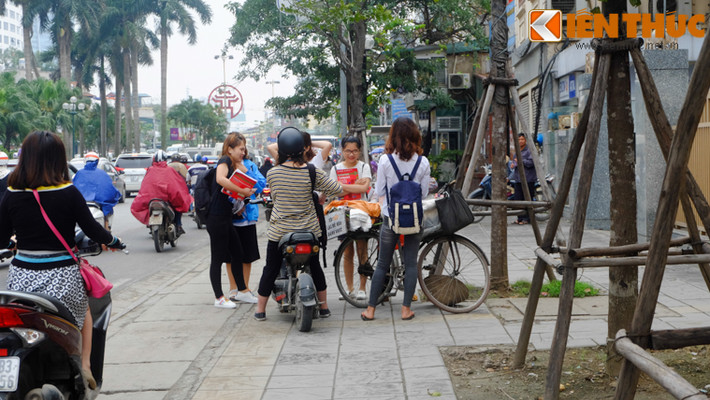 Một gánh xôi rất đông khách trên vỉa hè Nguyễn Chí Thanh (Hà Nội). Sau khi bán nhanh cho khoảng 5-6 khách, chiếc xe vội vã rời đi.
