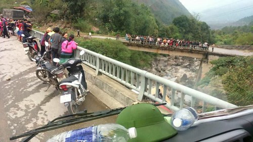Ngay sau khi nhận được tin báo, lực lượng Cảnh sát giao thông, Công an tỉnh Lai Châu đã có mặt tại hiện trường, phối hợp với chính quyền và người dân địa phương tổ chức đưa các nạn nhân đi cấp cứu.