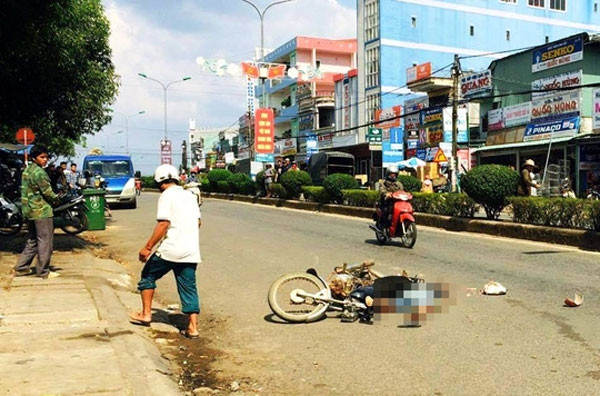 Vụ tai nạn xảy ra khoảng 14h30 chiều 23/3, địa phận thị trấn Pleikần, huyện Ngọc Hồi, tỉnh Kon Tum, xe tải va chạm với xe máy (trên xe có 2 người) lưu thông cùng chiều. Vụ tai nạn làm người ngồi phía sau xe máy ngã xuống đường, sau đó bị bánh sau xe tải cán qua người gây tử vong tại chỗ, người điều khiển xe máy bị thương nhẹ. Ảnh: Vũ Trường.