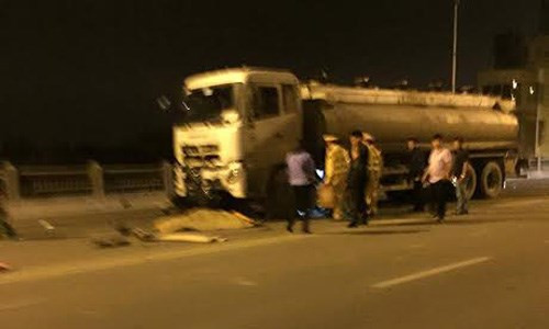 Khoảng 23h (22/3) tại cầu Vĩnh Tuy (Hà Nội) đã xảy ra vụ tai nạn giao thông nghiêm trọng giữa một xe bồn và xe máy làm 3 người tử vong tại chỗ. Hiện trường vụ tai nạn (Ảnh: Trần Thường).